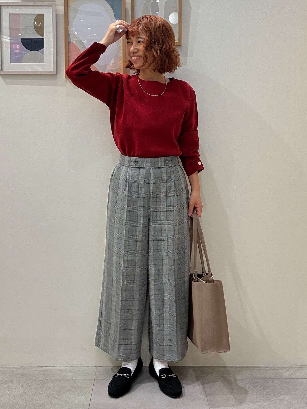 レッド系のニット/セーター、グレー系のその他パンツ、ブラック系のその他シューズを着用したレディースの秋コーディネートの1枚目の写真