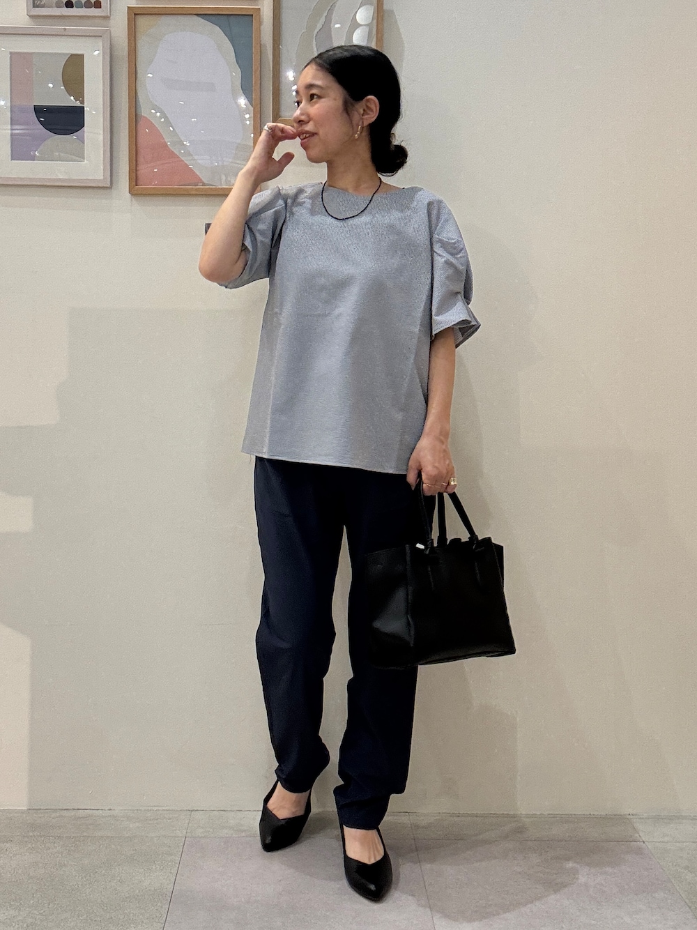 ブルー系のシャツ/ブラウス、ブラック系のトートバッグ、ブルー系のその他パンツを着用したレディースの春コーディネートの1枚目の写真