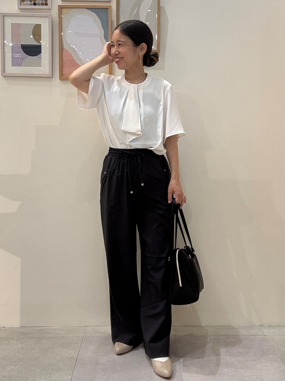 ブラック系のトートバッグ、ホワイト系のシャツ/ブラウス、ブルー系のワンピースを着用したレディースの春コーディネートの1枚目の写真
