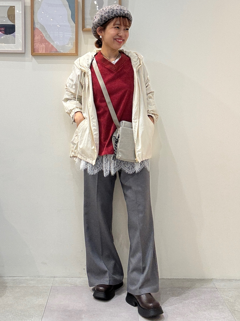 ホワイト系のブルゾン、ホワイト系のTシャツ/カットソー、レッド系のTシャツ/カットソーを着用したレディースの秋コーディネートの1枚目の写真