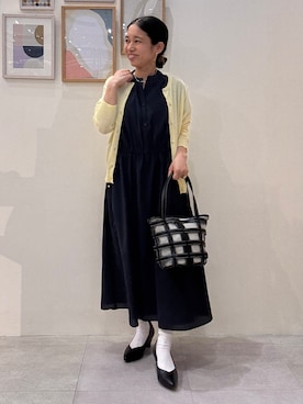 「SHOO・LA・RUE（シューラルー）の【洗濯機可/UV/アンチピリング/S-LL】いろいろボタンが華やか クルーネックカーディガン（カーディガン/ボレロ、イエロー系）」を使った、たけぴさん（レディース・150cm）の夏コーディネート