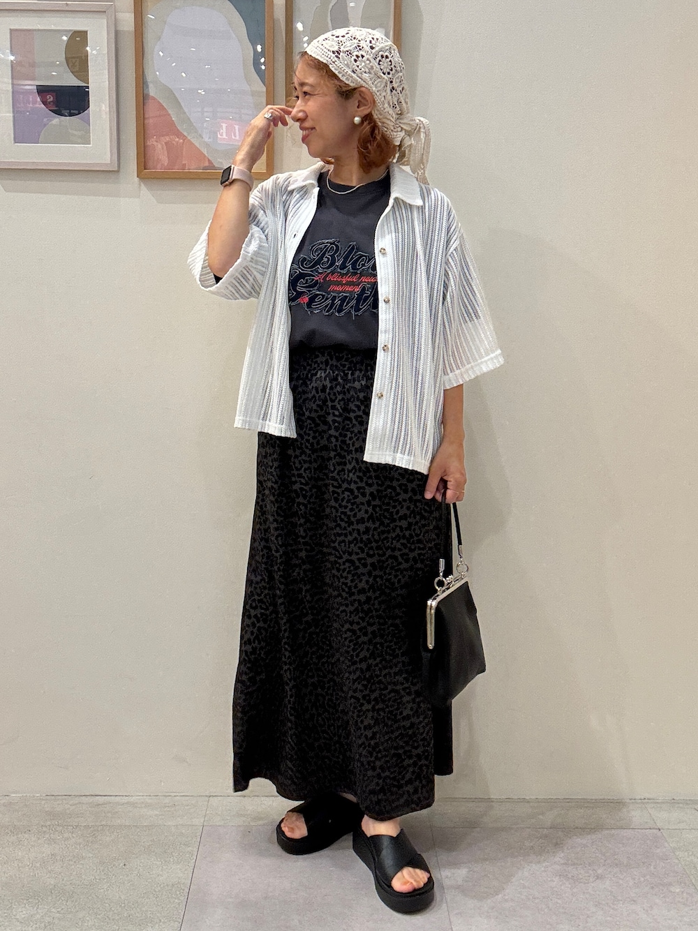 ホワイト系のシャツ/ブラウス、グレー系のTシャツ/カットソー、グレー系のスカートを着用したレディースの夏コーディネートの1枚目の写真