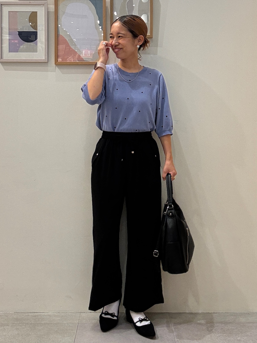 ブルー系のニット/セーター、ブラック系のその他パンツ、ブラック系のショルダーバッグを着用したレディースの夏コーディネートの1枚目の写真