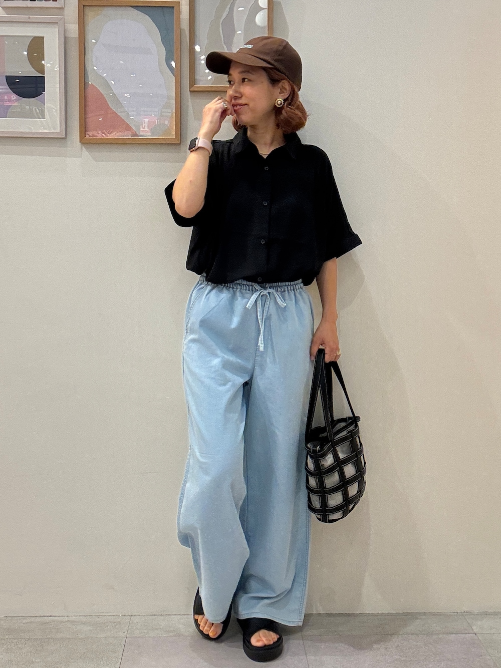 ブラック系のシャツ/ブラウス、ブラウン系のタンクトップ、ブルー系のデニムパンツを着用したレディースの夏コーディネートの1枚目の写真