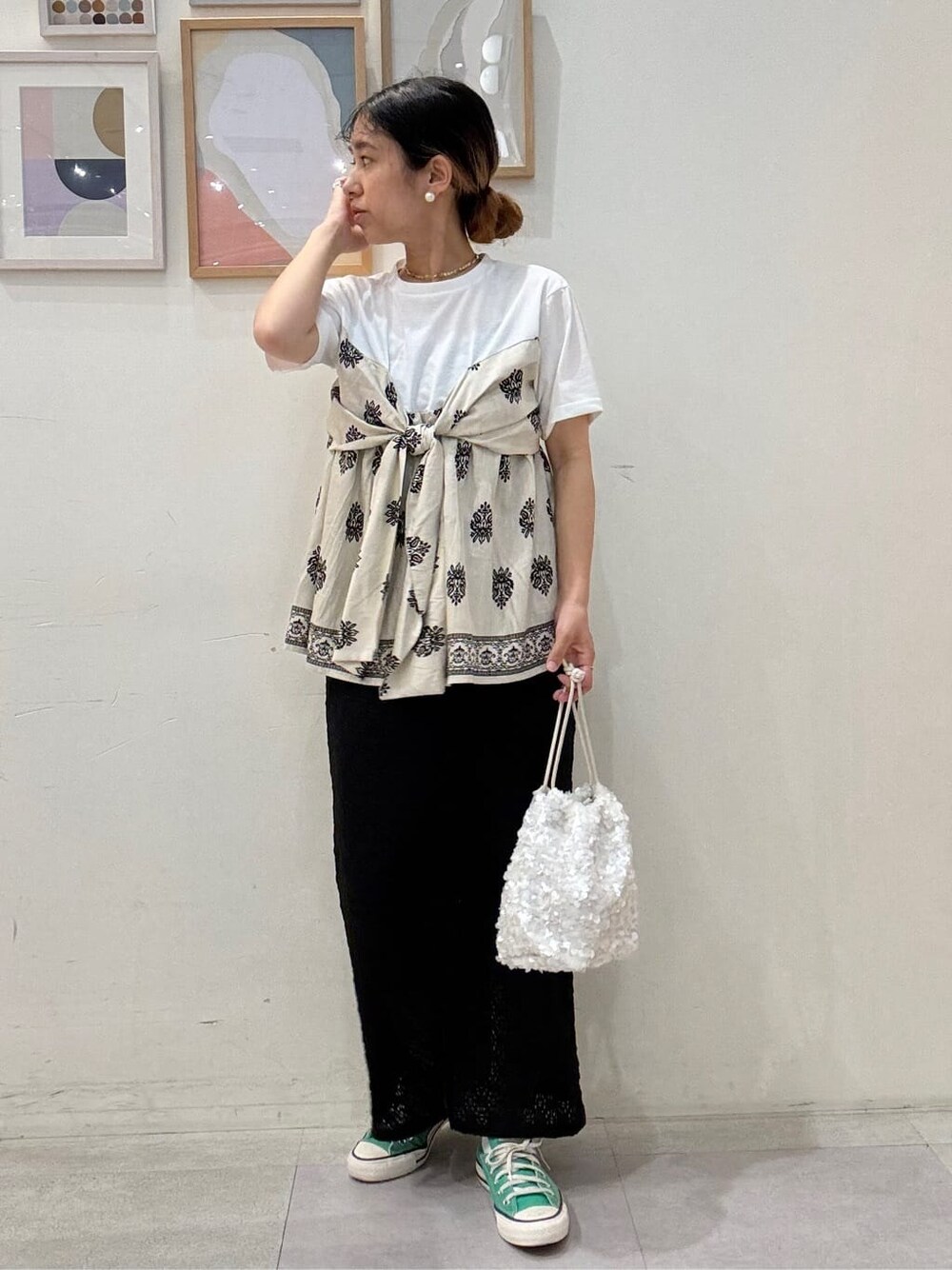 ベージュ系のTシャツ/カットソー、ブラック系のスカート、ホワイト系のショルダーバッグを着用したレディースの夏コーディネートの1枚目の写真