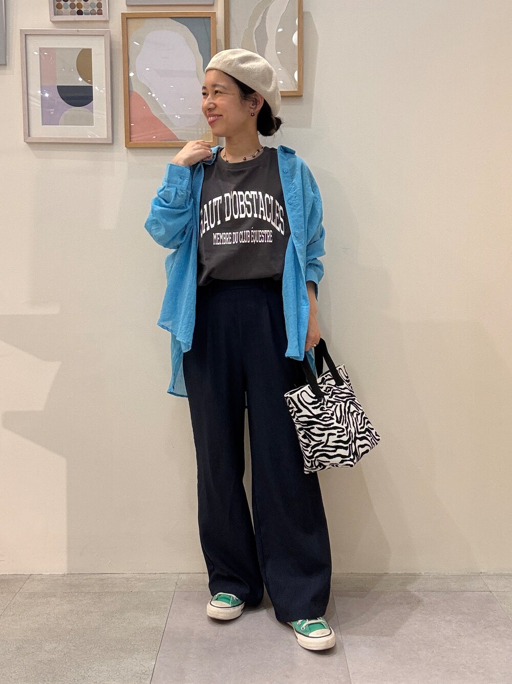 ブルー系のシャツ/ブラウス、ブルー系のその他パンツ、ブラック系のトートバッグを着用したレディースの春コーディネートの1枚目の写真