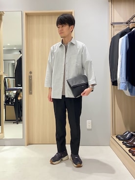 「アイテム（クラッチバッグ、グレー系）」を使った、わいずみさん（メンズ・167cm）の春コーディネート