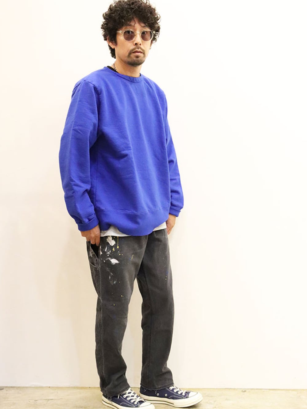 「オトナカジュアル、シンプルコーデ、大人コーデ、スウェット、秋のコーデ、ペインターパンツ、リメイク、コンバース、アメカジ、古着MIX」｜「NECESSARY or UNNECESSARYのアイテム（スウェット、ブルー系）」を使った、twothings&thinkさん（メンズ・168cm）の秋コーディネートの1枚目の写真