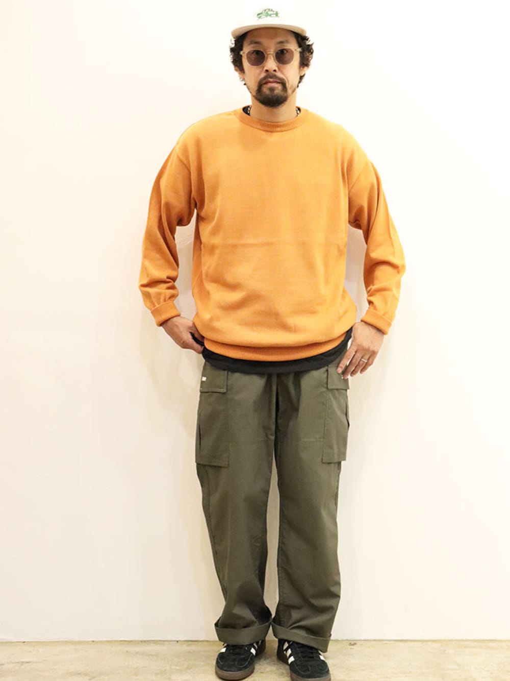 「シンプル、秋冬コーデ、秋のコーデ、アメカジ、ストリート、オトナカジュアル、ニット、カーゴパンツ、オレンジ、ootd」｜「MANUAL ALPHABETのアイテム（ニット/セーター、オレンジ系）」を使った、twothings&thinkさん（メンズ・168cm）の秋コーディネートの1枚目の写真