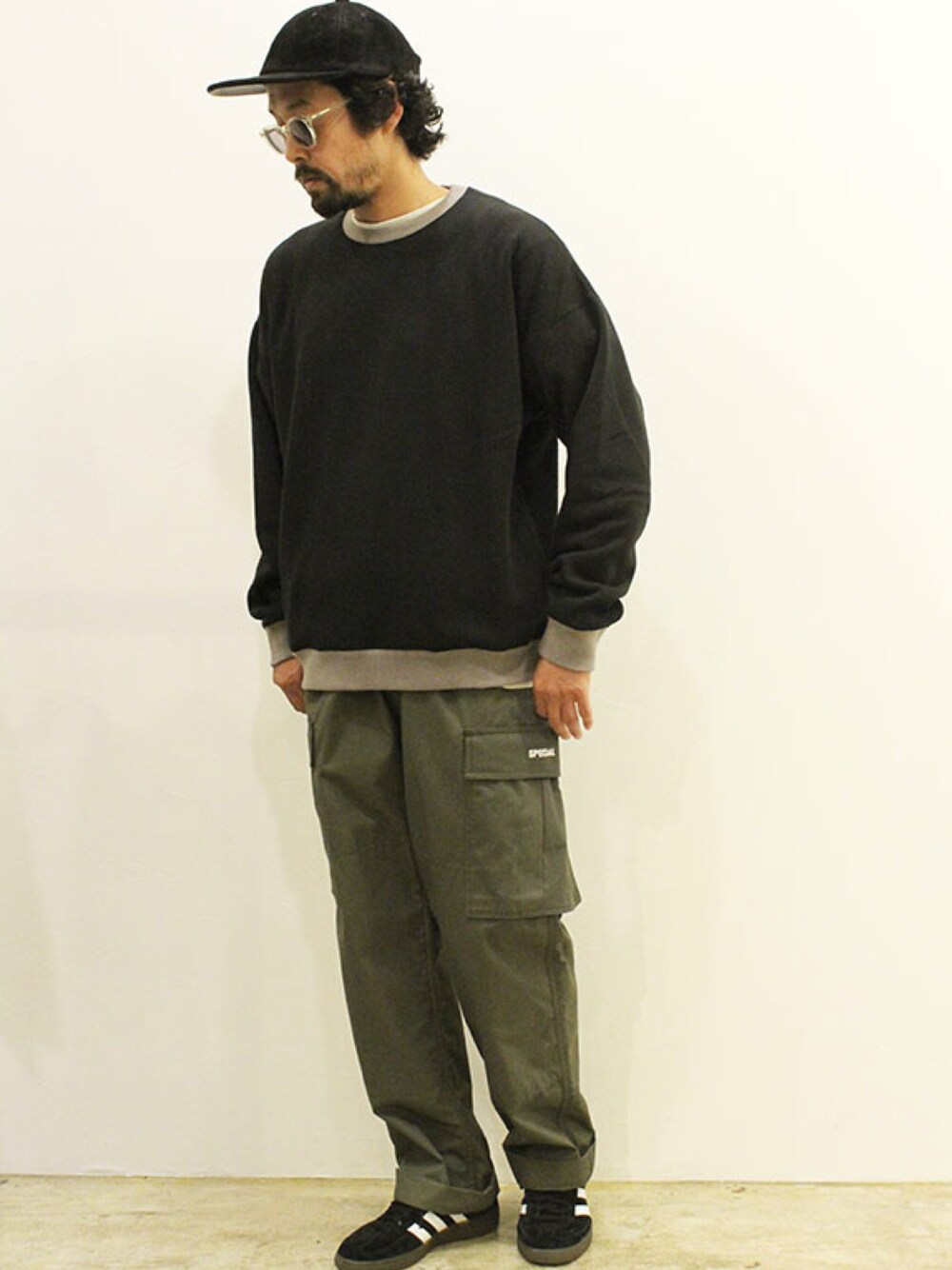「秋服、オトナカジュアル、秋のコーデ、スウェット、カーゴパンツ、ストリート、カジュアルコーデ、シンプルコーデ、ラフ、スニーカーコーデ」｜「MANUAL ALPHABETのアイテム（スウェット、ホワイト系）」を使った、twothings&thinkさん（メンズ・168cm）の秋コーディネートの1枚目の写真