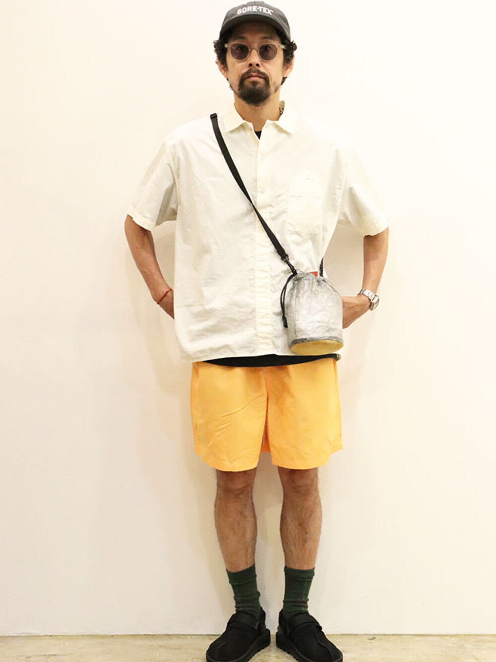 「夏コーデ、カジュアルコーデ、ストリートコーデ、サンダル、短パン、シャツスタイル、キャップ、オトナカジュアル、サコッシュ、半袖シャツ」｜「COBRA CAPSのアイテム（パンツ、オレンジ系）」を使った、twothings&thinkさん（メンズ・168cm）の夏コーディネートの1枚目の写真