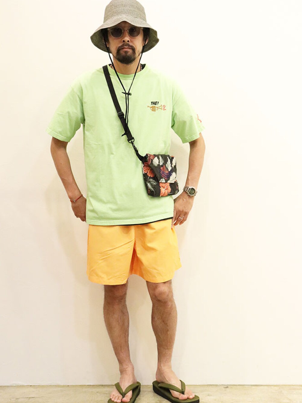 「オトナカジュアル、夏、Ｔシャツ、ラフコーデ、短パン、サンダル、シンプルコーデ、麦わら帽子、リラックススタイル、サングラス」｜「THE FABRICのアイテム（Tシャツ/カットソー、ブラック系）」を使った、twothings&thinkさん（メンズ・168cm）の夏コーディネートの1枚目の写真