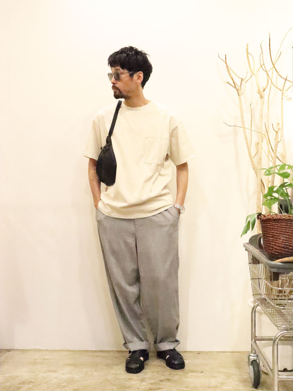 「夏コーデ、大人カジュアル、ワントーンコーデ、淡色コーデ、ポケットＴシャツ、スラックス、グルカサンダル、ウエストポーチ、ホワイトコーデ、サングラス」｜「THE FABRICのアイテム（Tシャツ/カットソー、ベージュ系）」を使った、twothings&thinkさん（メンズ・168cm）の夏コーディネートの1枚目の写真