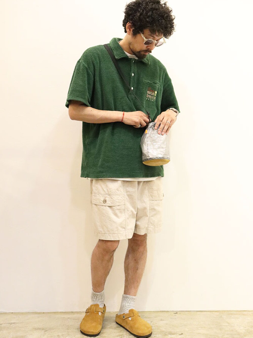「シンプルコーデ、リラックススタイル、ラフ、ストリート、大人カジュアル、ポロシャツ、カーゴショーツ、夏コーデ、サコッシュ、サンダル」｜「COMFORTABLE REASONのアイテム（その他パンツ、ベージュ系）」を使った、twothings&thinkさん（メンズ・168cm）の夏コーディネートの1枚目の写真