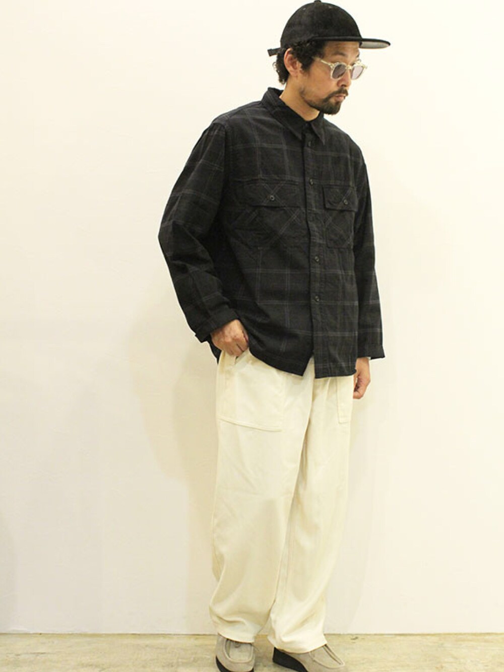 「シンプル、シャツスタイル、スラックス、白パンツ、大人カジュアル、ストリート、ブラック×ホワイト、チェックシャツ、革靴、大人コーデ」｜「COMFORTABLE REASONのアイテム（スラックス、ホワイト系）」を使った、twothings&thinkさん（メンズ・168cm）の秋コーディネートの1枚目の写真