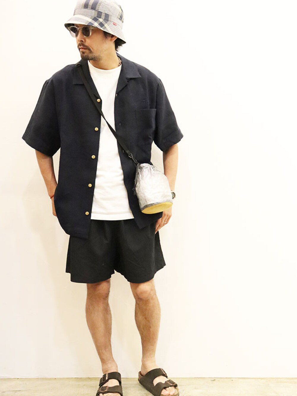 「夏、大人カジュアル、カジュアルコーデ、シャツスタイル、オープンカラーシャツ、リネン、半袖シャツ、短パン、バケットハット、サコッシュ」｜「THE FABRICのアイテム（シャツ/ブラウス、ブルー系）」を使った、twothings&thinkさん（メンズ・168cm）の夏コーディネートの1枚目の写真