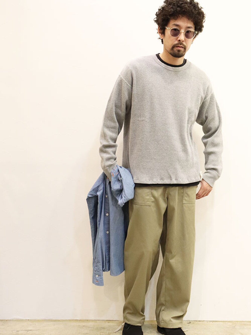 「大人カジュアル、ゆるコーデ、春服、サーマル、春コーデ、シンプルコーデ、アメカジ、ラクチンコーデ、ootd、ワントーンコーデ」｜「THE FABRICのアイテム（Tシャツ/カットソー、グレー系）」を使った、twothings&thinkさん（メンズ・168cm）の春コーディネートの1枚目の写真