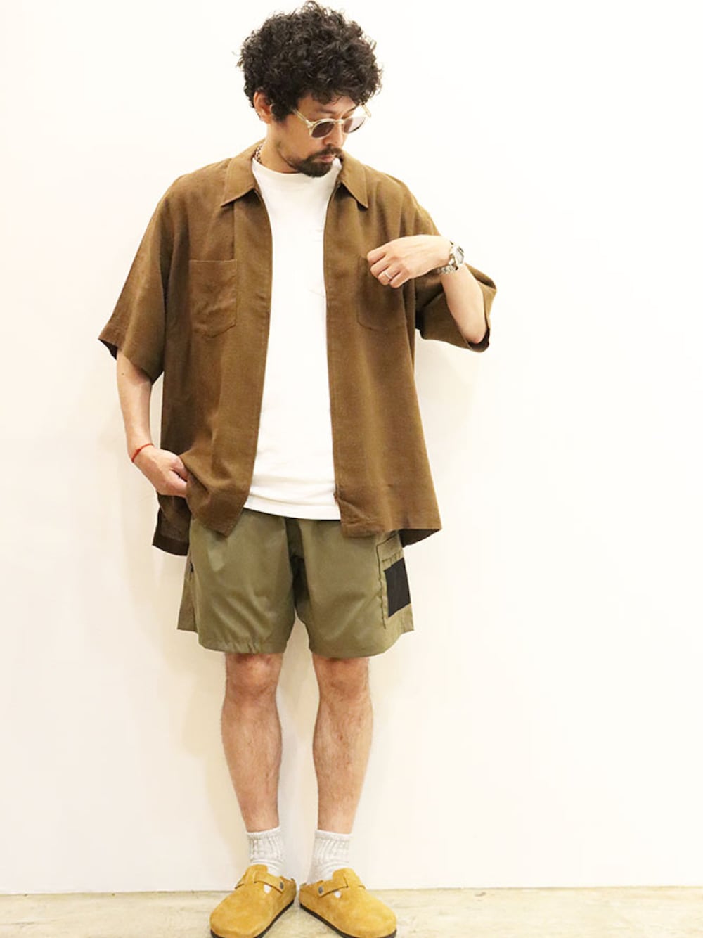 「夏、ラフ、オトナカジュアル、半袖シャツ、シャツスタイル、アウトドアスタイル、レザーサンダル、ショートパンツ、ワントーンコーデ、ootd」｜「HEALTHのアイテム（シャツ/ブラウス、ブラウン系）」を使った、twothings&thinkさん（メンズ・168cm）の夏コーディネートの1枚目の写真