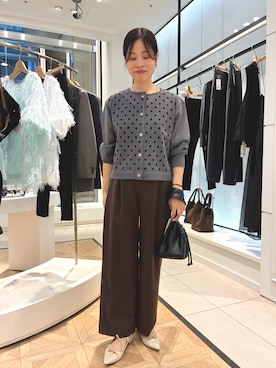 「NOLLEY’S（ノーリーズ）の《手洗い可能》フロッキードットプリントクルーネックカーディガン（カーディガン/ボレロ、グレー系）」を使った、nol yamaさん（レディース・160cm）の秋コーディネート