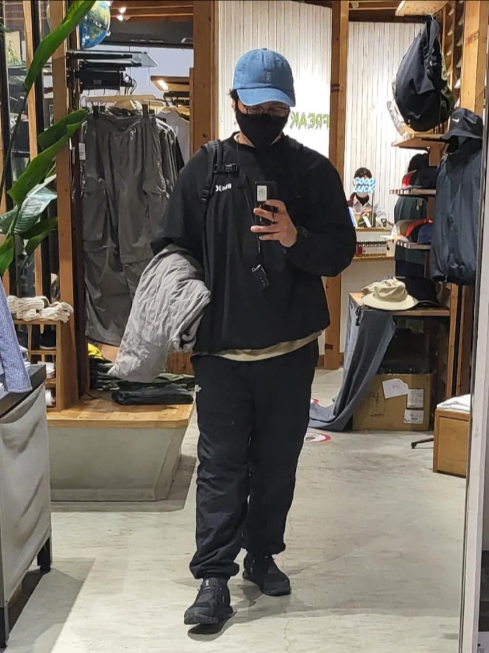 「メンズコーデ、シンプル、ブラック、デニムキャップ、キャップ、めがね」｜「Hurley のHurley Phantom Nylon Pullover（ジャージ、ブラック系）」を使った、taka1010🌈さん（メンズ・182cm）の冬コーディネートの1枚目の写真