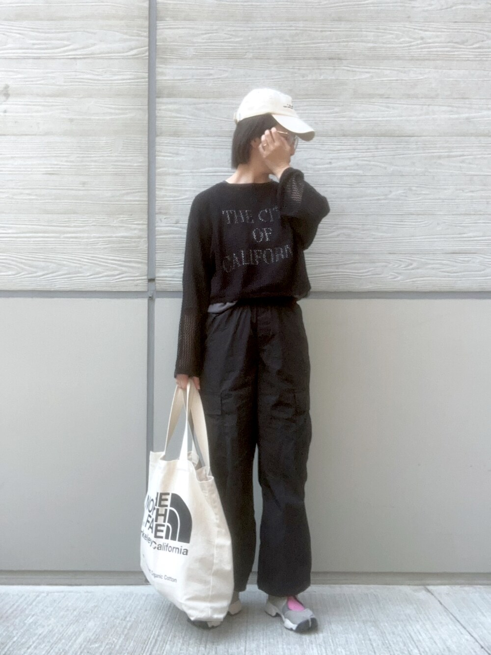 「大人カジュアル、プチプラ、ロゴT、カーゴパンツ、休日スタイル、スニーカー、メッシュトップス、ストリート、お出かけコーデ日記、春夏コーデ、モード、キャップ、シアートップス、モノトーン、エアリフト」｜「coca（coca）のビッグシルエットプリントTシャツ（Tシャツ/カットソー、グレー系）」を使った、n_t_mさん（レディース・158cm）の春コーディネートの1枚目の写真