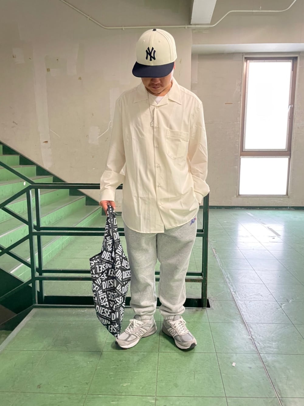 「Diesel、ディーゼル、New Balance、ニューバランス990」｜「DIESELのメンズ シャツ オープンカラー（シャツ/ブラウス、ホワイト系）」を使った、MJ-MICHIさん（メンズ・165cm）の秋コーディネートの1枚目の写真