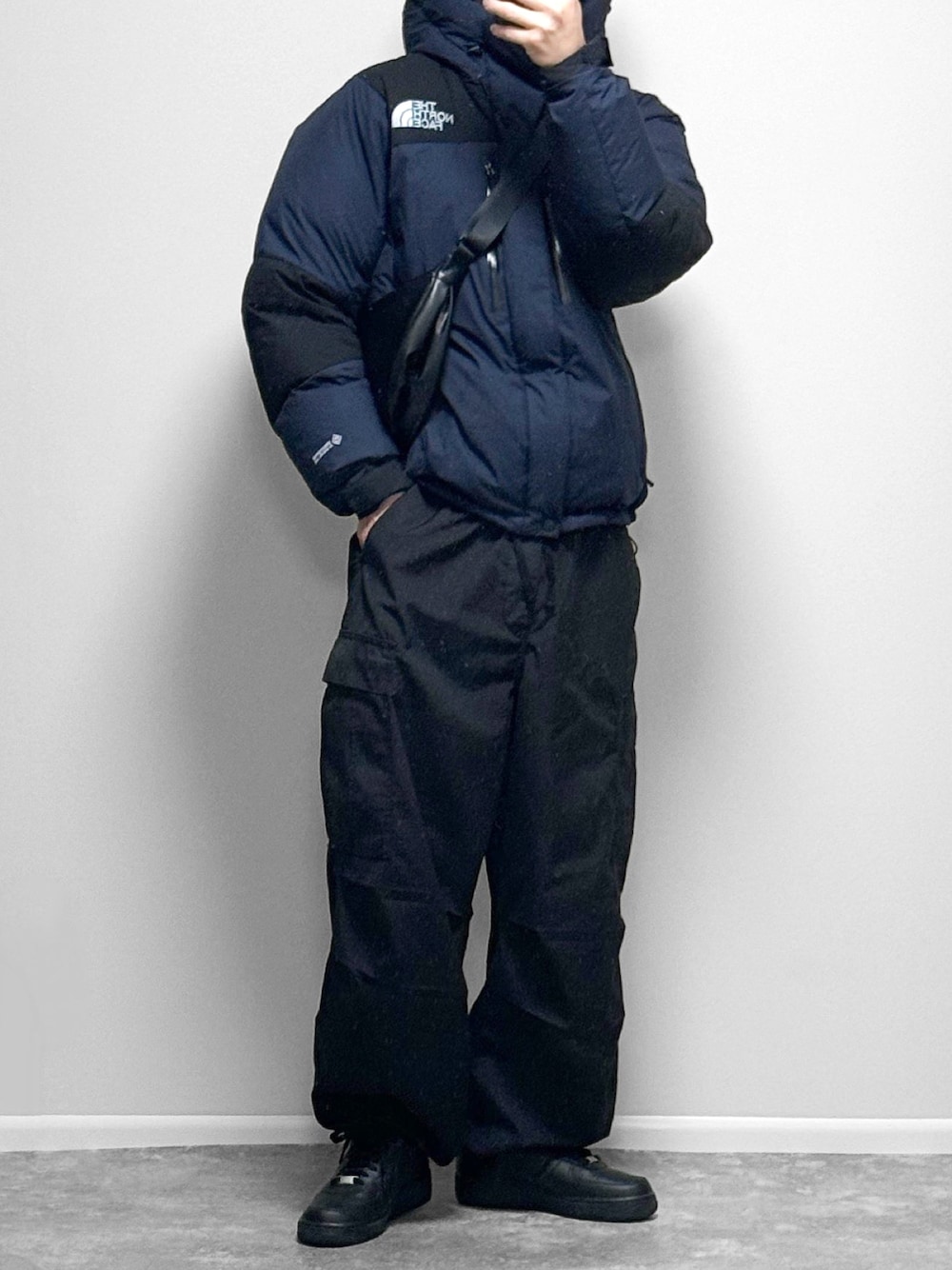 「バルトロライトジャケット、バルトロ、THE NORTH FACE、ダウンジャケット、カーゴパンツ、休日スタイル、プチプラ、GU、UNIQLO、ノームコア、エアフォースワン、冬を彩る色いろコーデ」｜「THE NORTH FACEの【THE NORTH FACE / ザ ノースフェイス】Baltro Light Jacket（ダウンジャケット/コート、ブルー系）」を使った、gakuさん（骨格ウェーブ・メンズ・173cm）の冬コーディネートの1枚目の写真