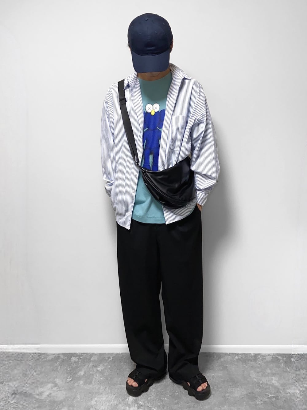 「秋服準備はじめました、長袖シャツ、シャツスタイル、上下UNIQLO、UNIQLO、kaws、スラックス、きれいめカジュアル、初秋コーデ、大人カジュアル、サンダル」｜「SINSSのLoose fit stripe shirt / ルーズフィットストライプシャツ（シャツ/ブラウス、ブルー系）」を使った、gakuさん（骨格ウェーブ・メンズ・173cm）の夏コーディネートの1枚目の写真