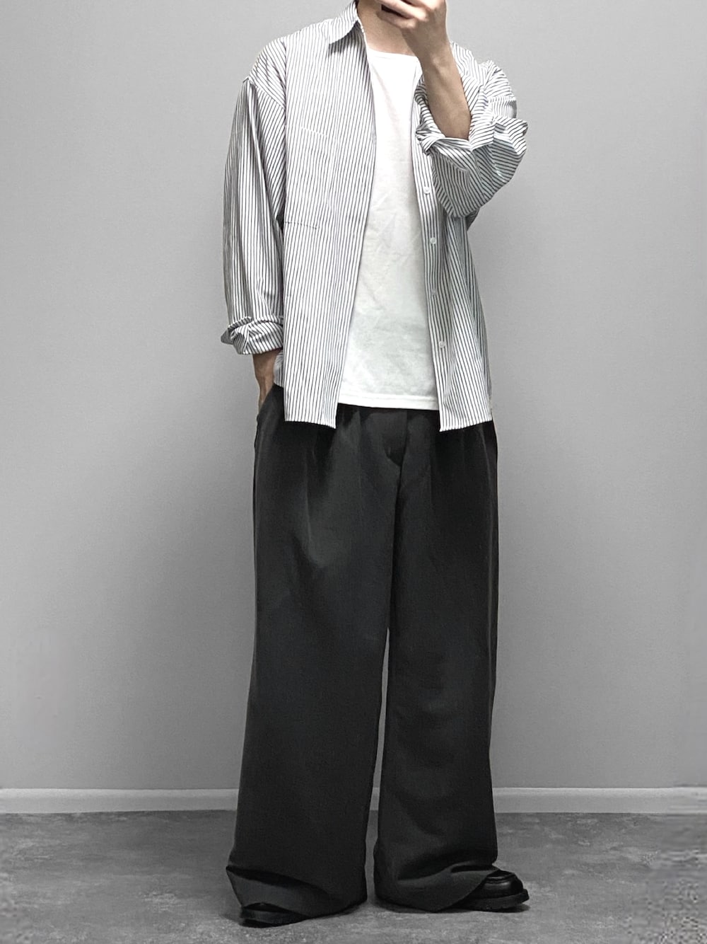 gakuさんの「Loose fit stripe shirt / ルーズフィットストライプシャツ（SINSS）」を使ったコーディネートの1枚目の写真