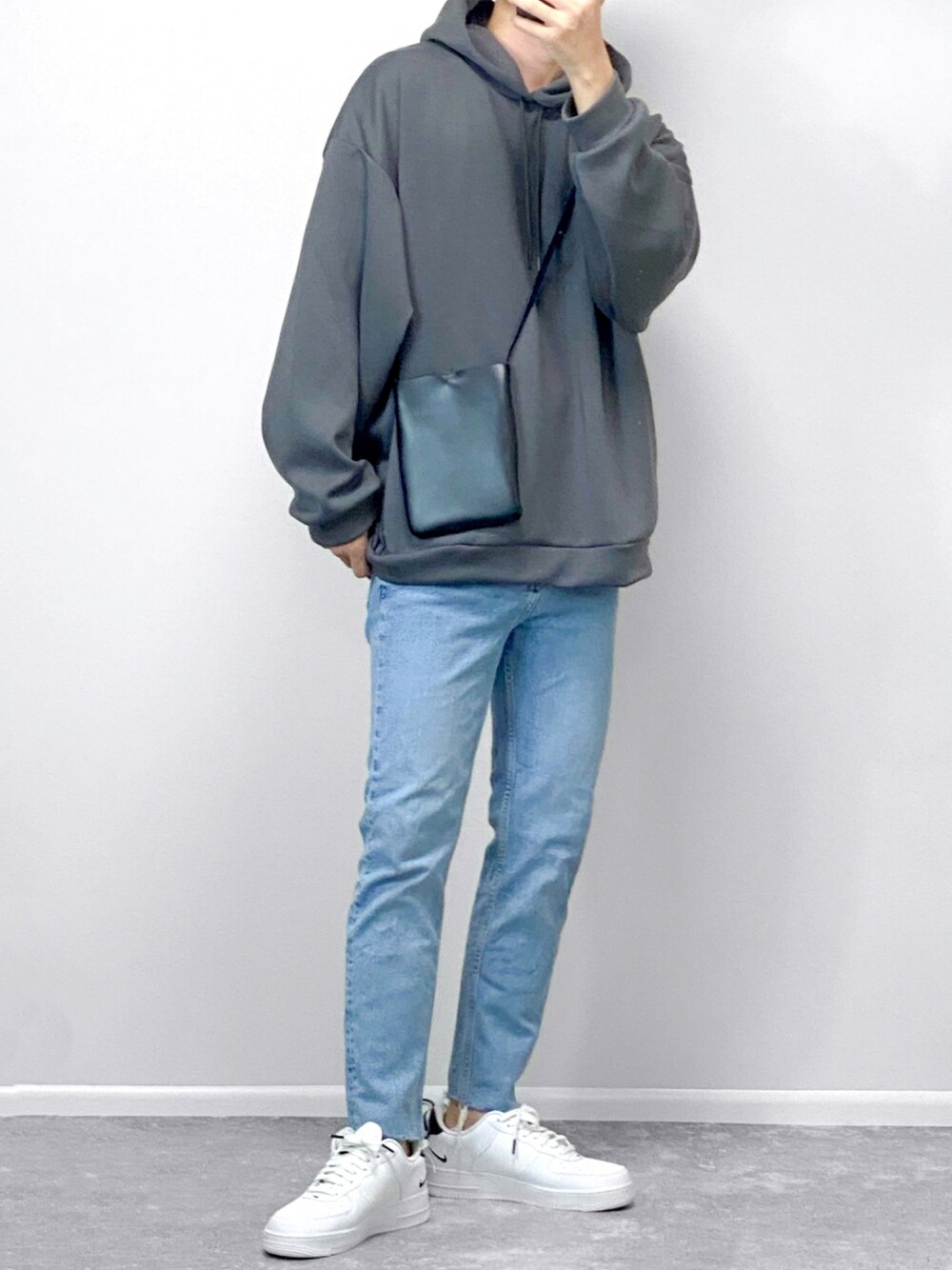 「ZARA、GU、白スニーカー、プチプラ、AIR FORCE 1、シンプルコーデ、ミニバッグ、カジュアルコーデ、パパコーデ、エアフォースワン、運動会、韓国ファッション、秋コーデ、秋服準備はじめました、秋トレンド2021」｜「GUのアイテム（パーカー、グレー系）」を使った、gakuさん（メンズ・173cm）の秋コーディネートの1枚目の写真
