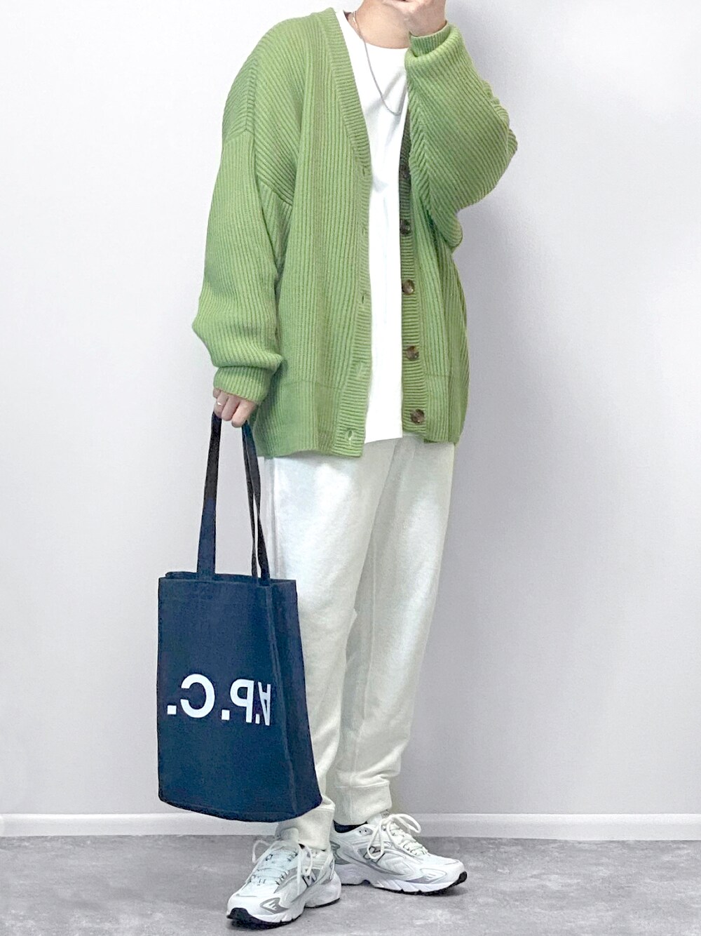 グリーン系のカーディガン/ボレロ、ホワイト系のTシャツ/カットソー、ホワイト系のスウェットパンツを着用したメンズの秋コーディネートの1枚目の写真
