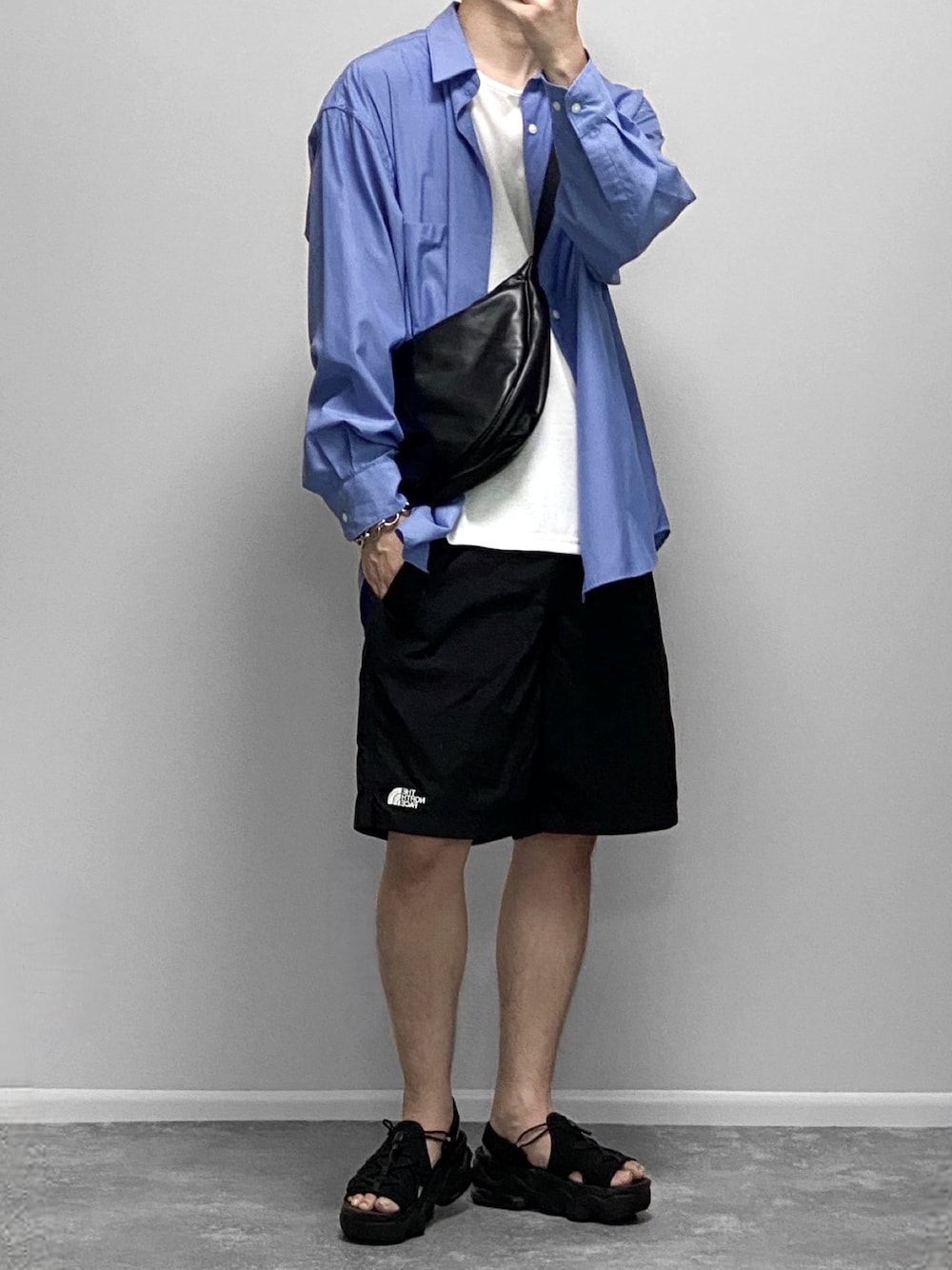 「夏コーデ、ハーフパンツ、ショートパンツ、短パン、半袖シャツ、THE NORTH FACE、UNIQLO、タンクトップ、エアマックスココ、シャツスタイル、レイヤードスタイル、ショルダーバッグ、厚底サンダル、韓国ファッション、アウトドアスタイル」｜「WYM LIDNMの【WYM LIDNM】TENCEL REALX WIDE SHIRT（シャツ/ブラウス、ブルー系）」を使った、gakuさん（骨格ウェーブ・メンズ・173cm）の夏コーディネートの1枚目の写真