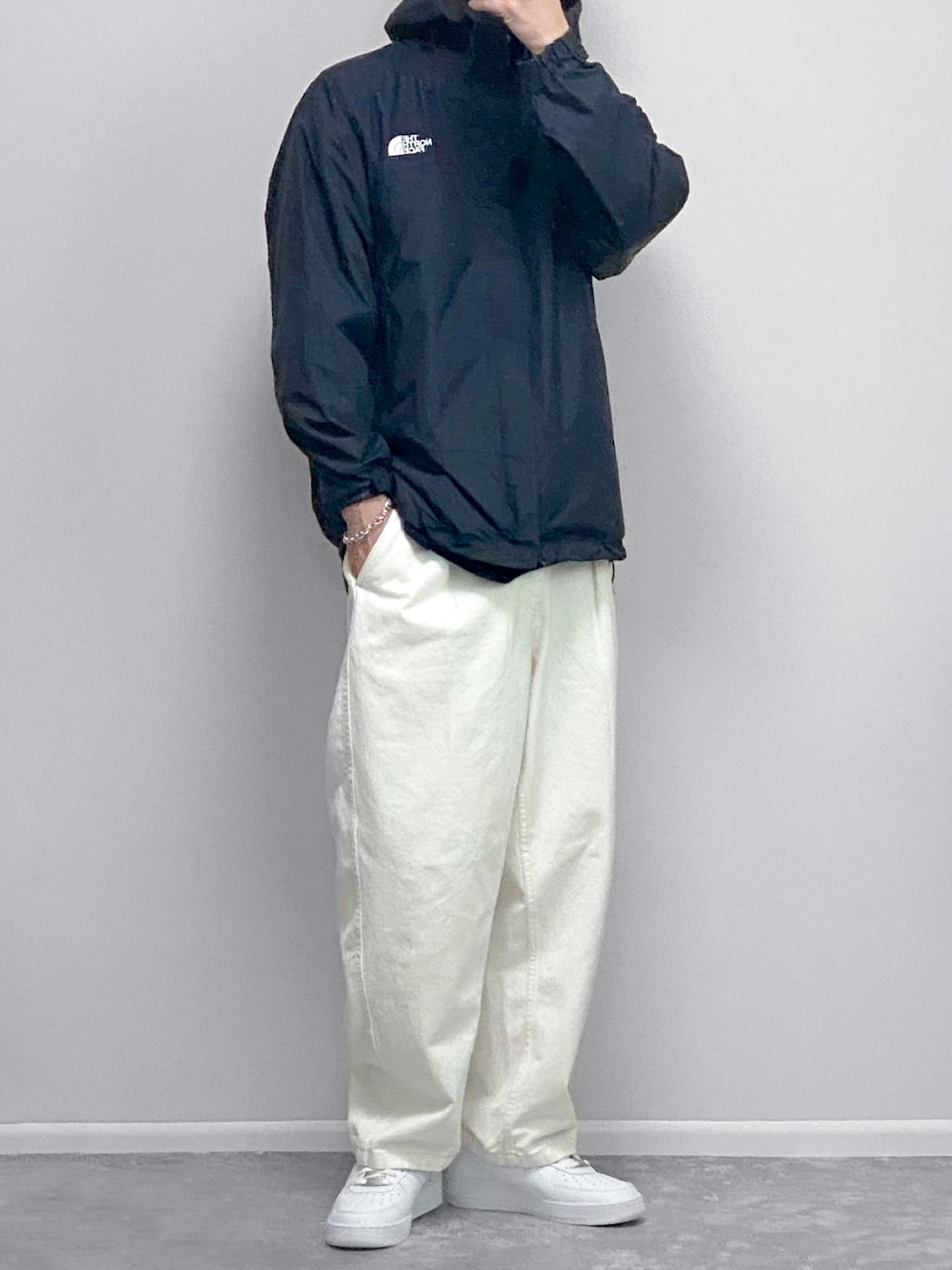 ブラック系のその他アウター、ブラック系のスウェット、ホワイト系のパンツを着用したメンズの冬コーディネートの1枚目の写真