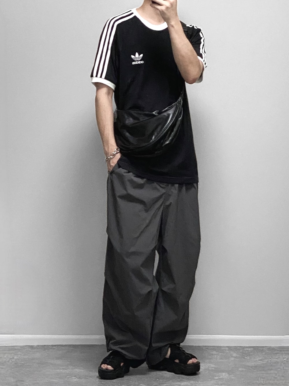 「休日スタイル、スポーツミックス、韓国ファッション、ストリートコーデ、ストリート、プチプラ」｜「adidas Originalsのadidas Originals/アディダス オリジナルス 3STRIPES S/S TEE Tシャツ/半袖Tシャツ（Tシャツ/カットソー、ブラック系）」を使った、gakuさん（骨格ウェーブ・メンズ・173cm）の夏コーディネートの1枚目の写真