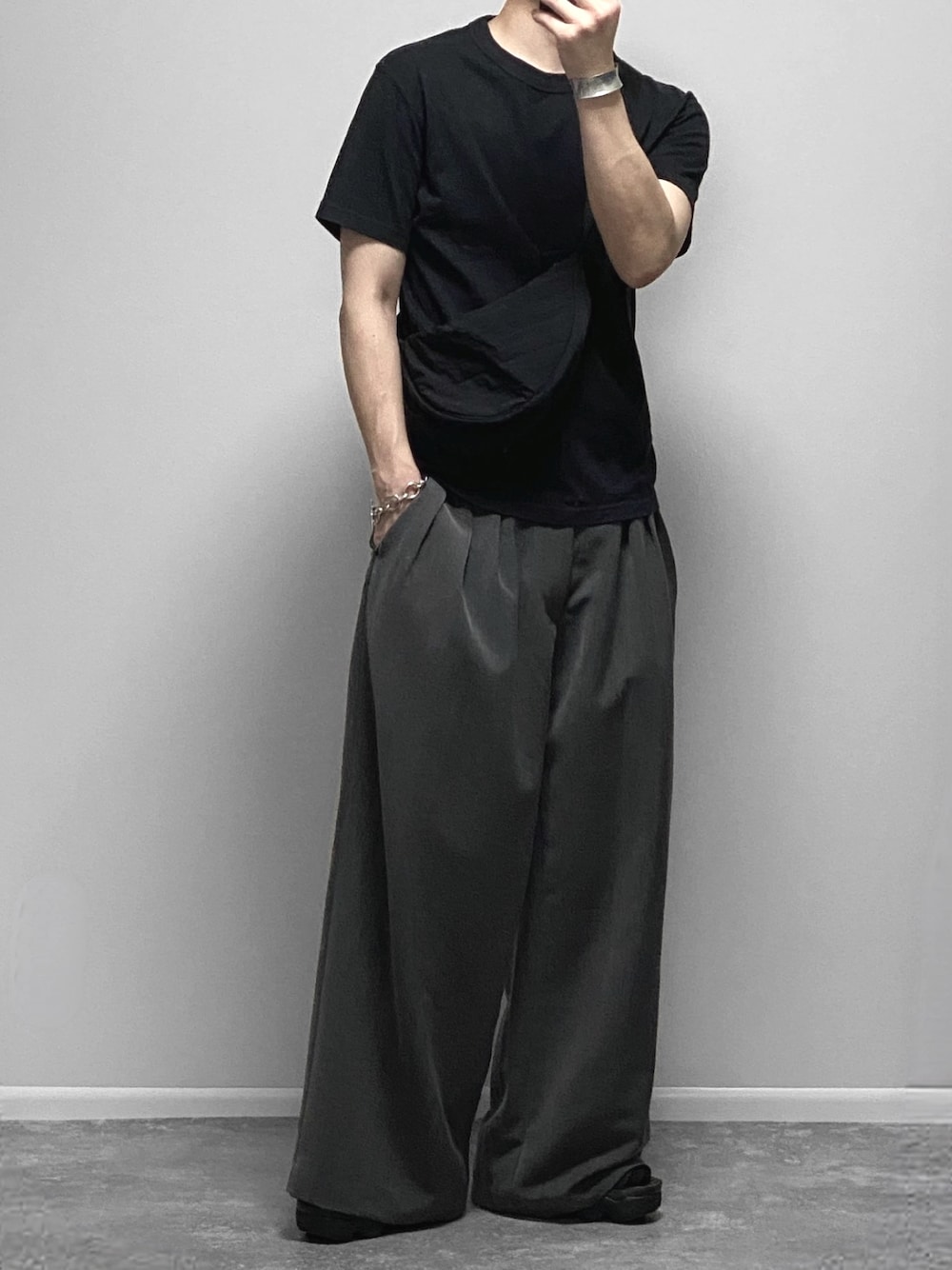「黒Tシャツ、Tシャツ、ワイドパンツ、スラックス、プチプラ、韓国ファッション、y2k、UNIQLO、GU、無印良品、雨の日コーデ、サンダル、ショルダーバッグ、シンプルコーデ、UNIQLO U」｜「WYM LIDNMのSLIGHT FLARE DOUBLE CLOTH BAGGY SLACKS（スラックス、グレー系）」を使った、gakuさん（骨格ウェーブ・メンズ・173cm）の春コーディネートの1枚目の写真