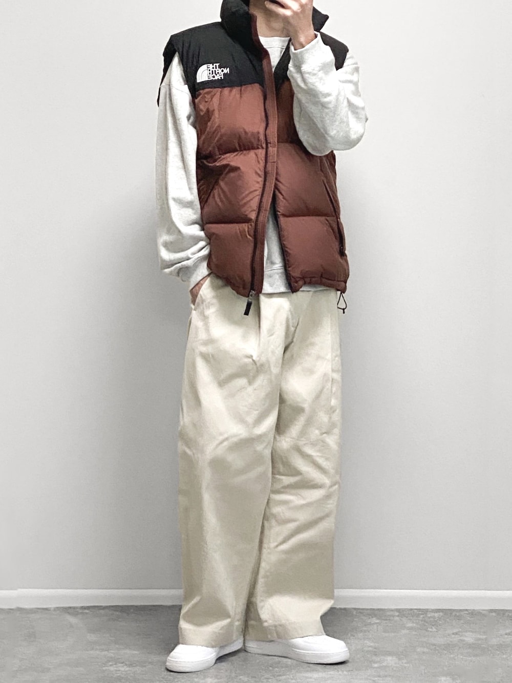 「ダウンベスト、ヌプシ、ヌプシベスト、ベスト、スウェット、ファッションを楽しもう、冬コーデ」｜「THE NORTH FACEの【THE NORTH FACE / ザ ノースフェイス】Nuptse Vest ND92338（ダウンベスト、ブラウン系）」を使った、gakuさん（骨格ウェーブ・メンズ・173cm）の秋コーディネートの1枚目の写真