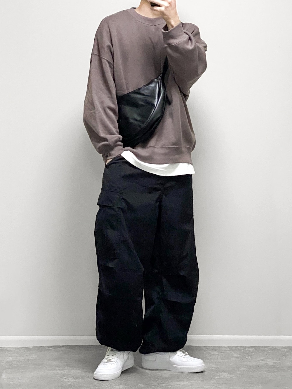 「ファッションを楽しもう、スウェット、カーゴパンツ、秋冬コーデ、ショルダーバッグ、スニーカー、シンプルコーデ、ストリート、韓国ファッション、お出かけコーデ、ビッグシルエット、プチプラ、GU、UNIQLO、レイヤードスタイル」｜「GUのオーバーサイズスウェットプルオーバー（スウェット、ブラウン系）」を使った、gakuさん（骨格ウェーブ・メンズ・173cm）の秋コーディネートの1枚目の写真