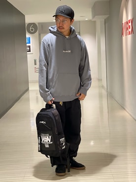 「プルオーバーパーカー」｜「アイテム（バッグ）」を使った、Kenichiさん（メンズ・177cm）の秋コーディネート