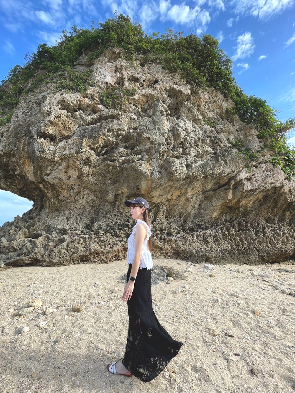 「沖縄、沖縄旅行、沖縄コーデ、旅行コーデ、10月末、海、デート、デートコーデ(women)」｜「ackaのアイテム（スカート、ブラック系）」を使った、mikaさん（レディース・157cm）の秋コーディネートの1枚目の写真
