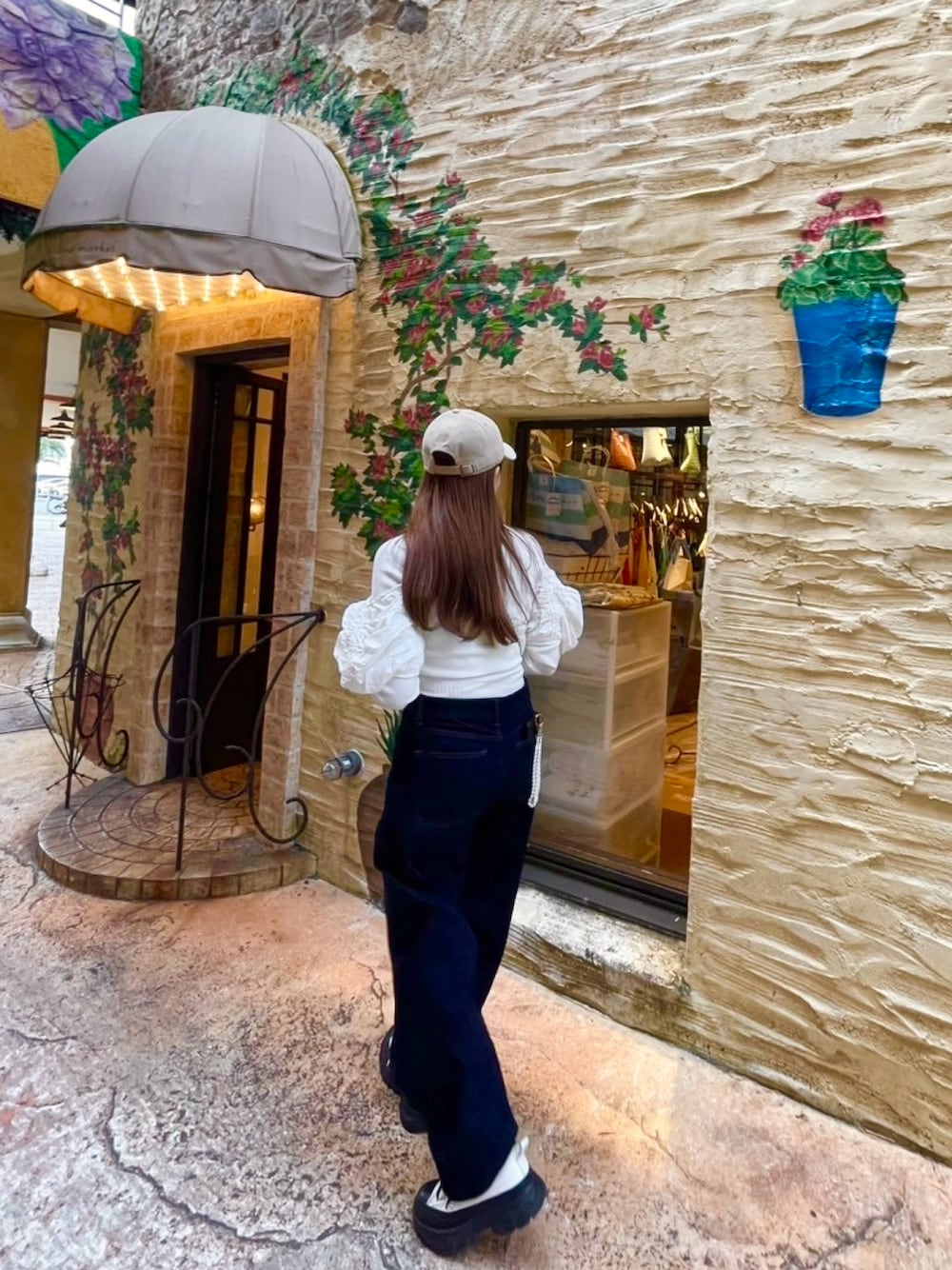 「沖縄、沖縄旅行、シンプルスタイル、ゆるコーデ、おでかけコーデ、大人女子、パンツコーデ、きれいめカジュアル、ラクチンコーデ、秋冬コーデ、カジュアルガーリー、デニム、旅行コーデ、厚底シューズ、ワイドデニム」｜「GUのアイテム（デニムパンツ、ブルー系）」を使った、mikaさん（レディース・157cm）の冬コーディネートの1枚目の写真