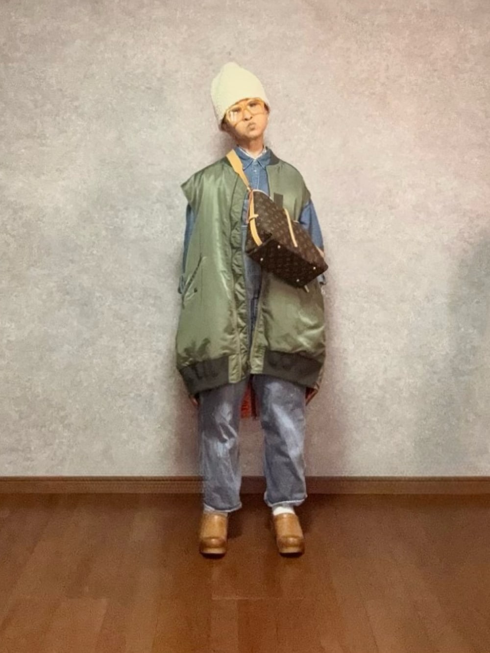 ブラウン系のその他シューズ、ブルー系のオールインワン・サロペット、グリーン系のベストを着用したレディースの秋コーディネートの1枚目の写真