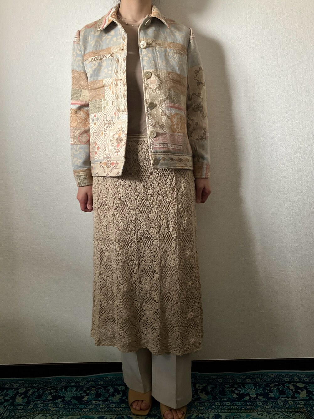 「淡色コーデ、クロシェ、vintage、VINTAGE、古着MIX、古着、古着コーデ、刺繍、刺繍ジャケット、クロシェスカート、パッチワーク、似合うラボに行こう、レイヤードスタイル、4-101」｜「4-101のアイテム（ジャケット/アウター、ベージュ系）」を使った、4-101 Vintage Storeさん（レディース・160cm）の冬コーディネートの1枚目の写真