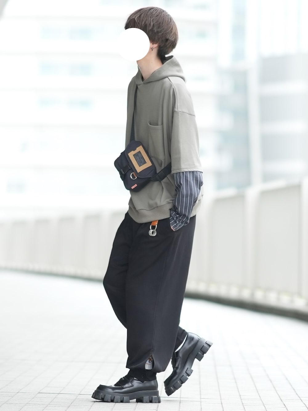 「春、カジュアルコーデ、ワイドパンツ、きれいめカジュアル、パーカーコーデ、カフスイージーパンツ、ローファー、ボディバッグ、ゆるコーデ、シンプルコーデ」｜「DOOPZのレイヤードスリーブフーディー（パーカー、ベージュ系）」を使った、とっしーさん（メンズ・184cm）の春コーディネートの1枚目の写真