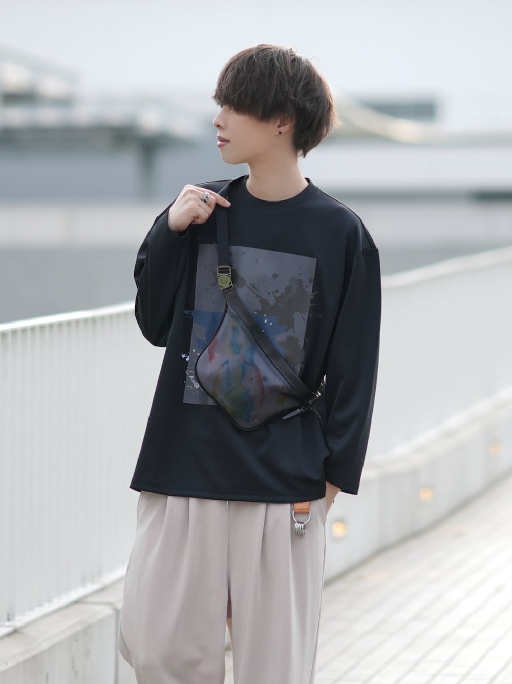「シンプルコーデ、カジュアルコーデ、オーバーサイズ、ペイント、グラフィックＴ、ロンT、春コーデ、ゆるコーデ」｜「DOOPZのPaint graphic square long-T/ペイントグラフィックスクエアロンT（Tシャツ/カットソー、ブラック系）」を使った、とっしーさん（メンズ・184cm）の春コーディネートの1枚目の写真