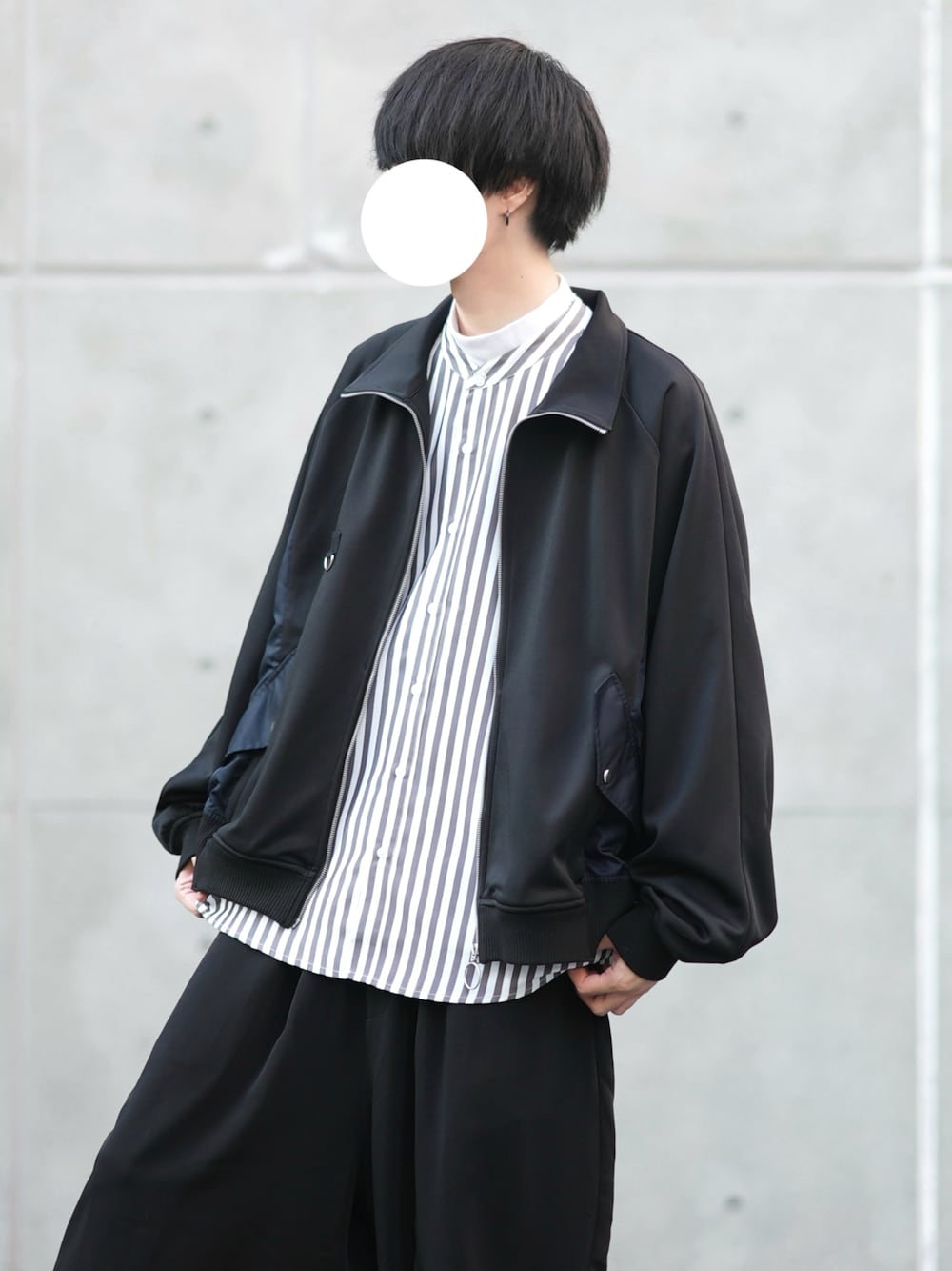 「トラックジャケット、秋冬コーデ、wearhalloween2021」｜「DOOPZのDOOPZ HIGH NECK RING ZIP TRACK JACKET/ハイネックリングジップトラックジャケット（ブルゾン、ブラック系）」を使った、とっしーさん（メンズ・184cm）の秋コーディネートの1枚目の写真