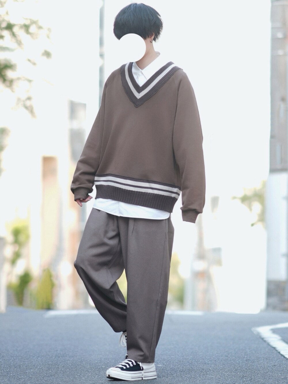 「スウェット、シンプル、白シャツ、ベージュ、Vネック、ブラウン、チルデンニット、秋冬コーデ」｜「DOOPZのV-neck Tilden Sweat - Vネックチルデンスウエット（スウェット、ブラウン系）」を使った、とっしーさん（メンズ・184cm）の秋コーディネートの1枚目の写真