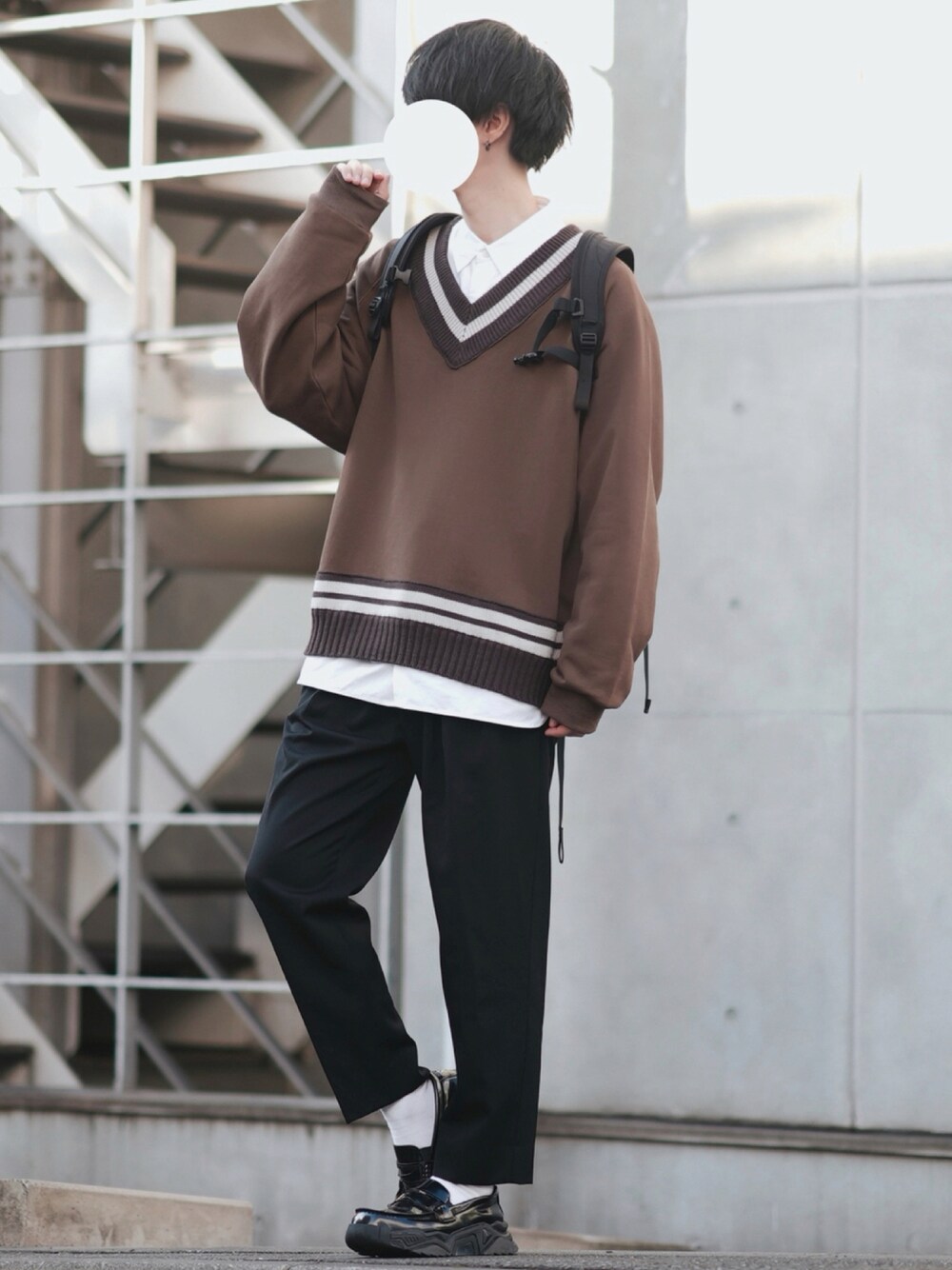 「シンプルコーデ」｜「steinのアイテム（スラックス、ブラック系）」を使った、とっしーさん（メンズ・184cm）の秋コーディネートの1枚目の写真