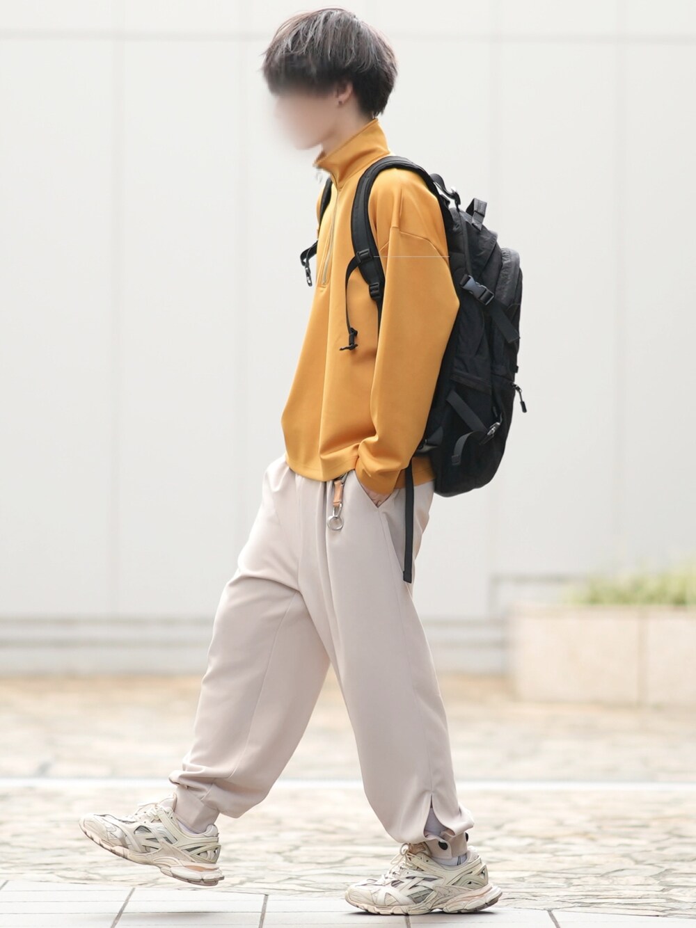 「春夏コーデ、春服みてみて、きれいめカジュアル、リングジップ、ハーフジップ、スウェット」｜「DOOPZのRing zip high neck long T/リングジップハイネックロンT（Tシャツ/カットソー、イエロー系）」を使った、とっしーさん（メンズ・184cm）の春コーディネートの1枚目の写真