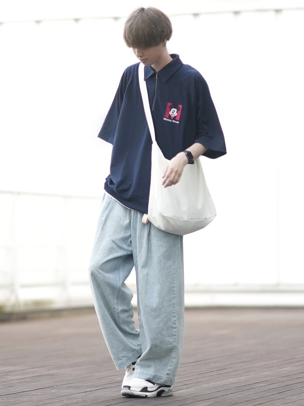 「夏コーデ、シンプルスタイル、ゆるコーデ、GUコーデ、夏だ！Tシャツ着よう！、ミッキーT、ハーフジップ、デニムパンツ、ショルダーバッグ、プチプラ」｜「GUの¥990（シャツ/ブラウス、ブルー系）」を使った、とっしーさん（メンズ・184cm）の夏コーディネートの1枚目の写真