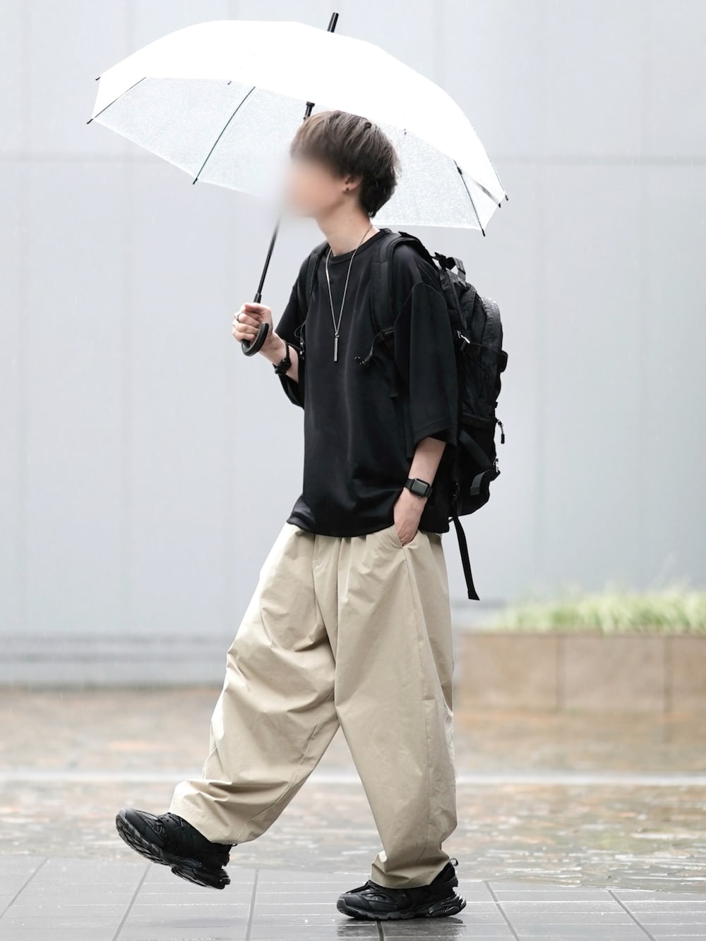 「FUDGEBOYのトラッドスタイル、オトナカジュアル、キレイめ、黒Tシャツ、ベージュパンツ、ワイドパンツ、シンプルコーデ、ゆるコーデ、ベージュ×ブラック」｜「DOOPZのDOOPZ ポンチルーズスリーブカットソー（Tシャツ/カットソー、ブラック系）」を使った、とっしーさん（メンズ・184cm）の春コーディネートの1枚目の写真